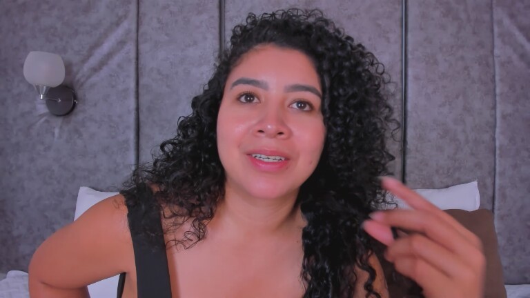 Tharaa24's Streamate show and profile