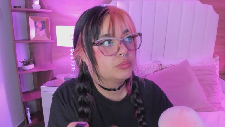 MaddieWaves's Streamate show and profile