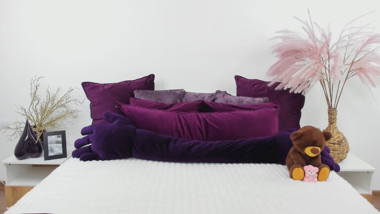 Reneswee's Streamate show and profile