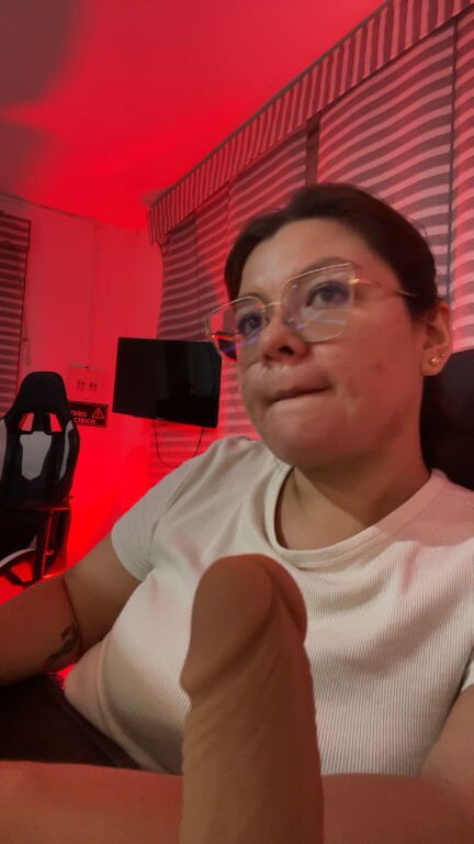 AnnaHummer's Streamate show and profile