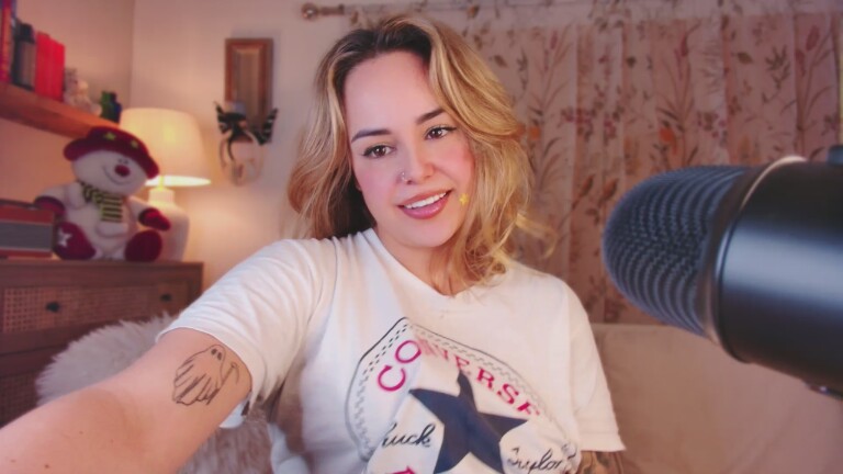 Aerin's Streamate show and profile