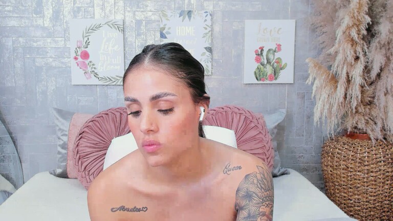 SaraBacker's Streamate show and profile