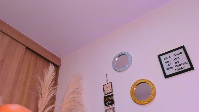 SaraDiesss's Streamate show and profile